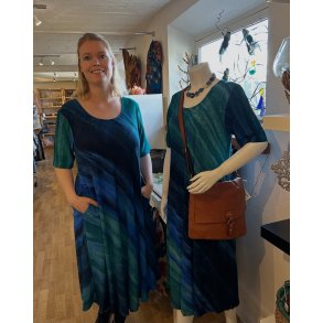 H�ndmalet batik kjole