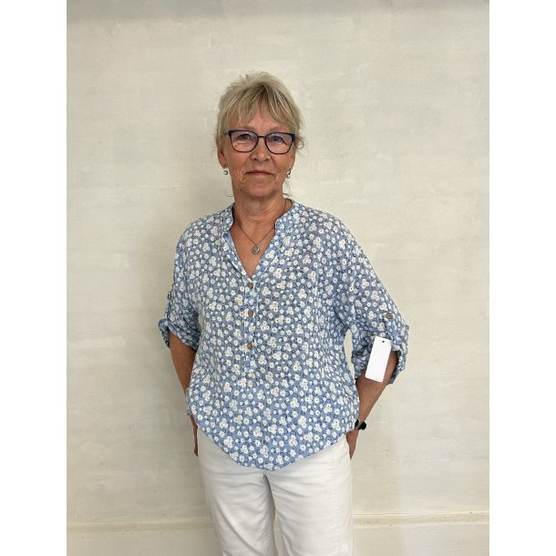 Bluse i let bomuld med stolpe lukning lys bl�