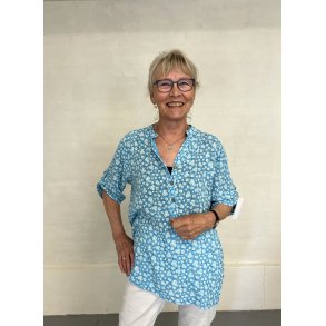 Bluse i let bomuld med stolpe lukning