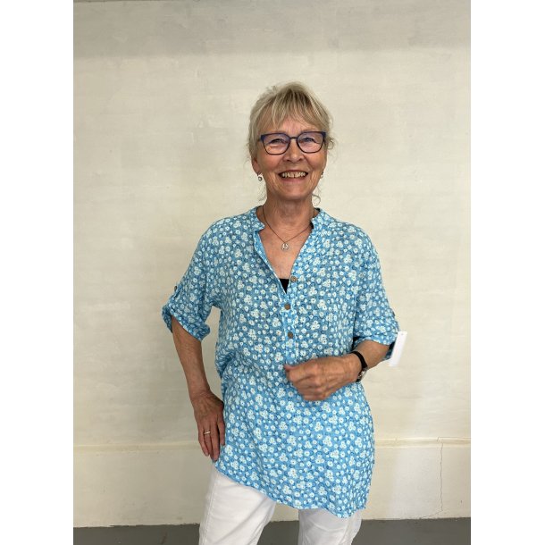 Bluse i let bomuld med stolpe lukning