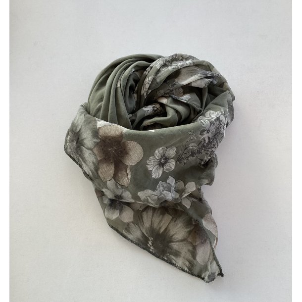 Armygrn trklde med blomster