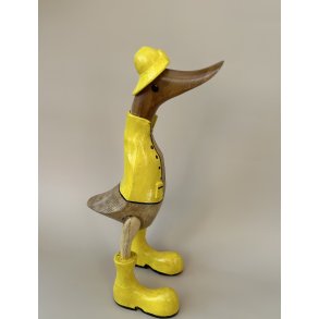 Bambus and med gul regnjakke og htte