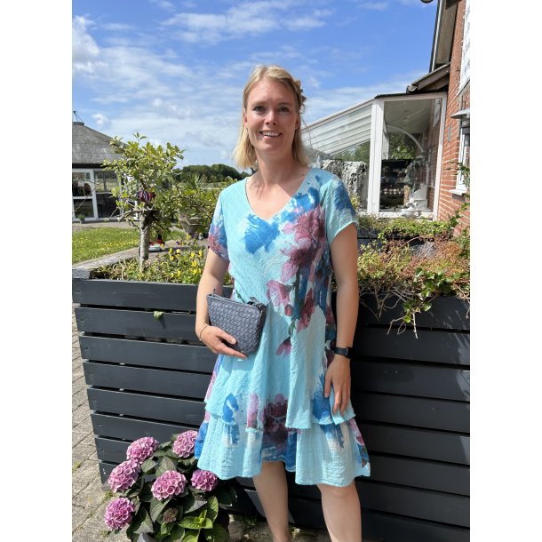 Kjole i to lag med lille rme og V hals