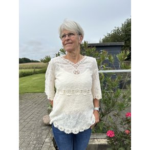 Lys top i bomuld med blonder
