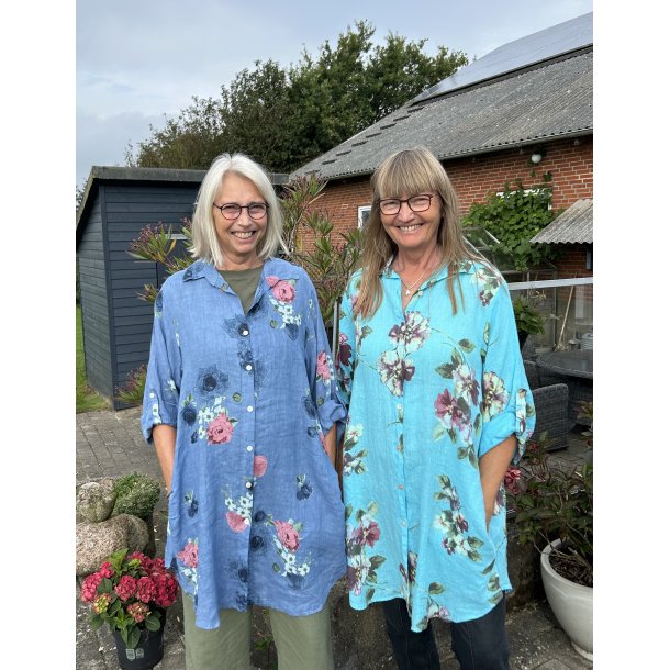 Stor skjorte i blomstret h�r