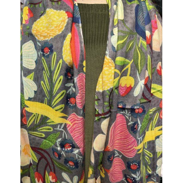 Smukt aflangt trklde i uld fra Cashmere med blomster i klare farver