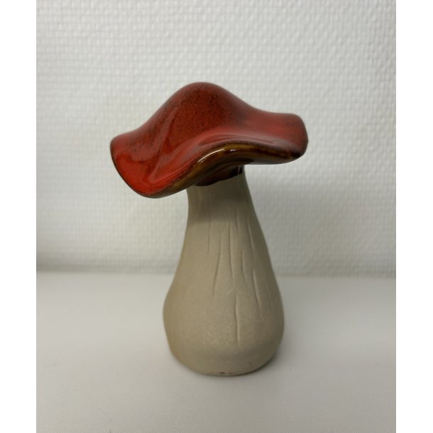 Svamp med rd hat og lerfarvet silk