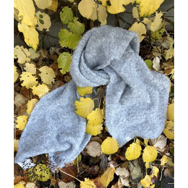 Stort varmt grt halstrklde