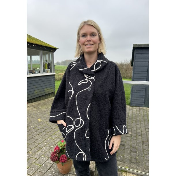 Oversize sort jakke med broderi