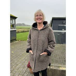 Brun stribet jakke med lang lynls, lommer og htte