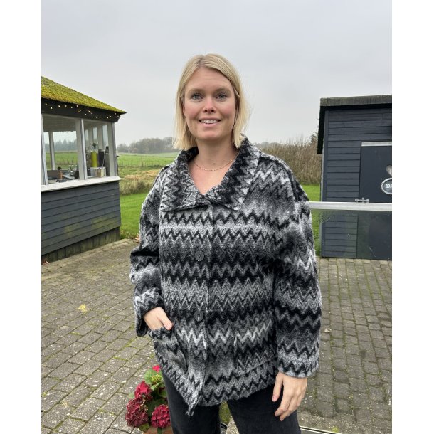 Gennem knappet jakke i uld