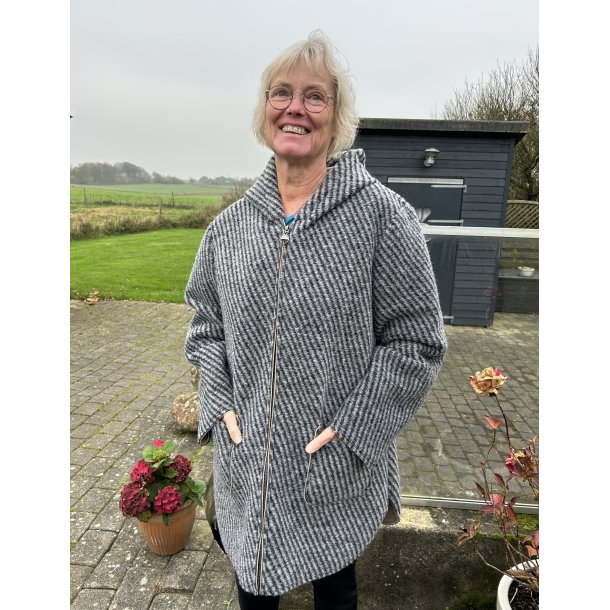 Sort stribet jakke med lang lynls og lommer