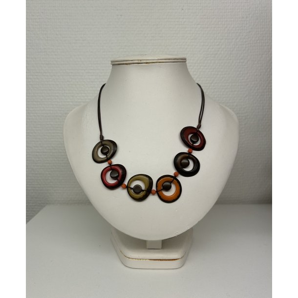 Halsk�de i tagua n�dder i br�ndte farver