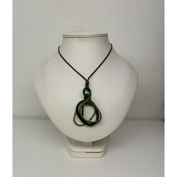 Halsk�de i gr�nlige tagua n�dder