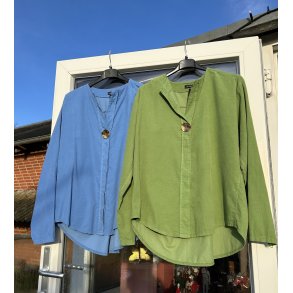 Bl� bluse i baby fl�jl med stor pynte knap