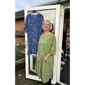 Frisk gr�n fl�jlskjole med blomster