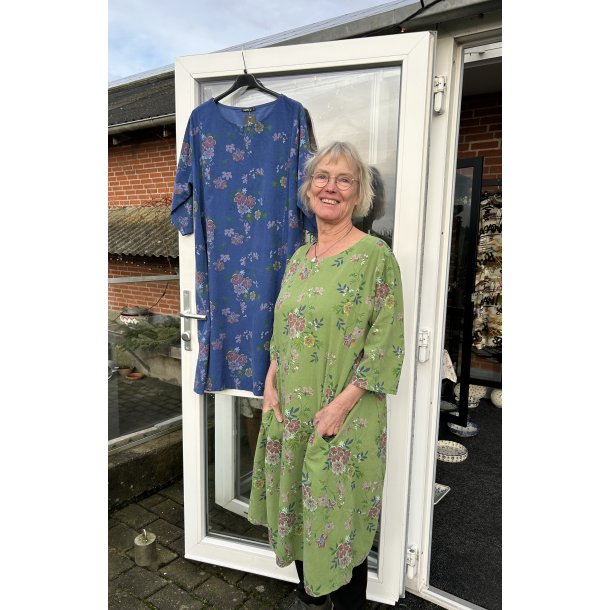 Frisk gr�n fl�jlskjole med blomster