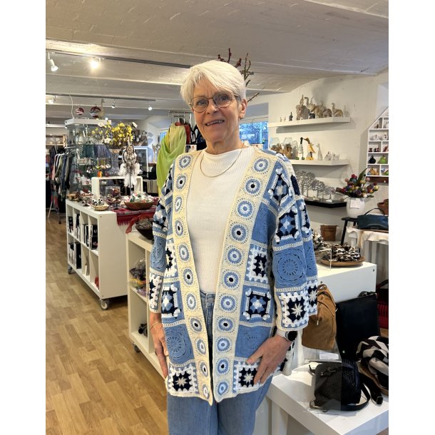 �ben cardigan med h�klede firkanter