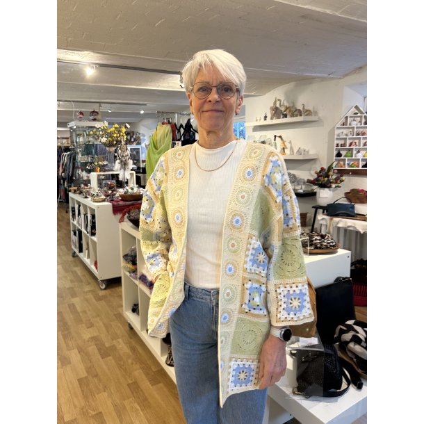 �ben rummelig cardigan med h�klede firkanter