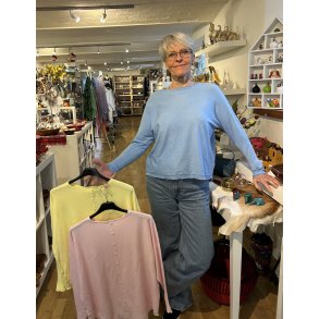 Let strik med rund hals og knapper p� ryggen