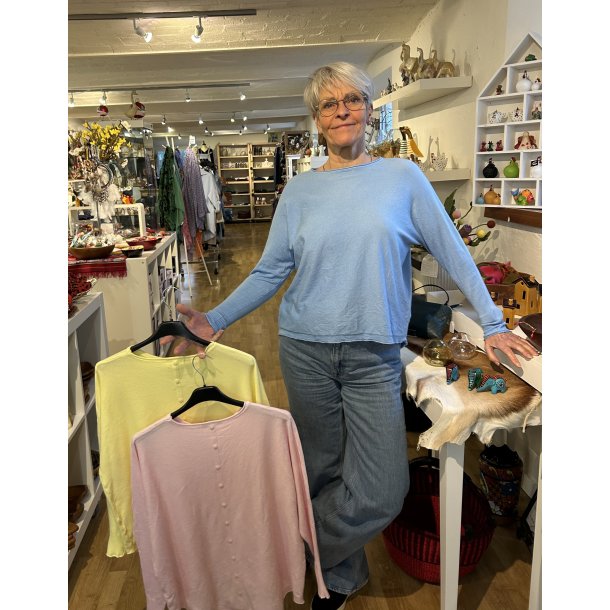 Let strik med rund hals og knapper p� ryggen