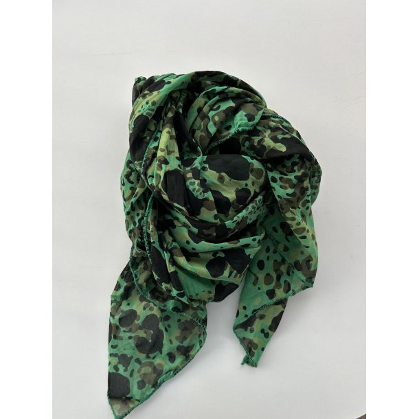 St�rk gr�n t�rkl�de med sort abstrakt print