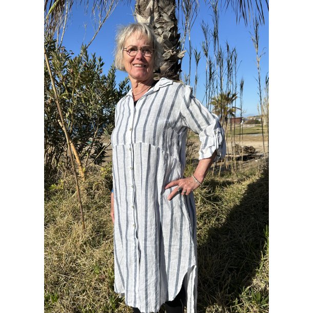 Lang storskjorte i h�r hvid med bl� striber