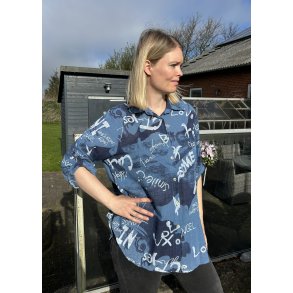Bl� bomulds bluse med hvid tekst 