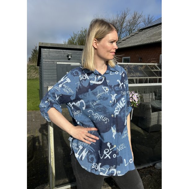 Bl� bomulds bluse med hvid tekst 