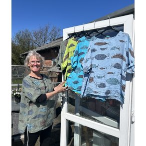 H�r bluse med fisk