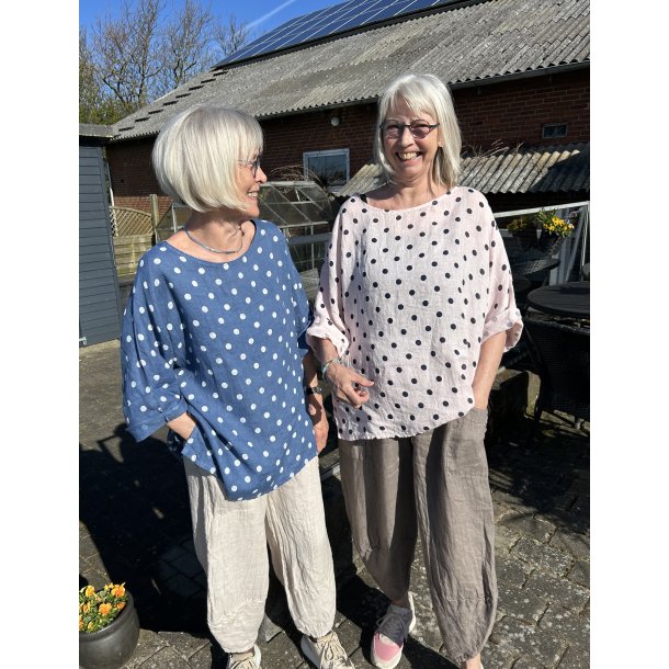 H�r bluse med prikker