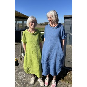 H�r kjole med flot krave
