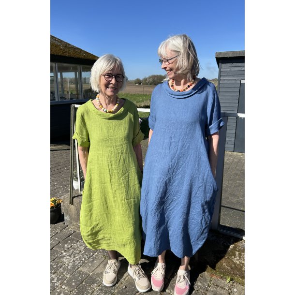 H�r kjole med flot krave