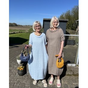 H�r kjole med lommer og flot krave