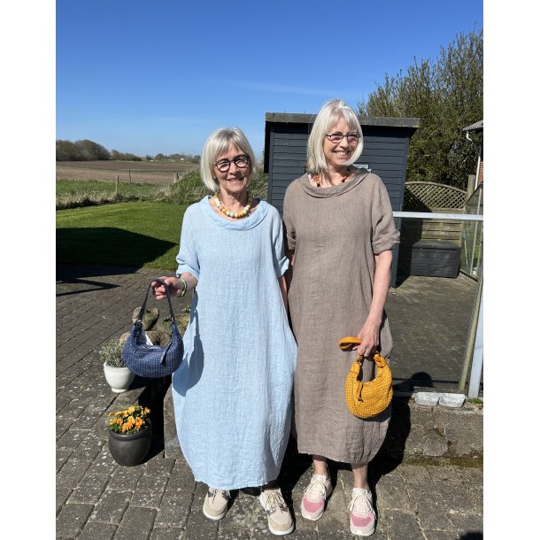 H�r kjole med lommer og flot krave