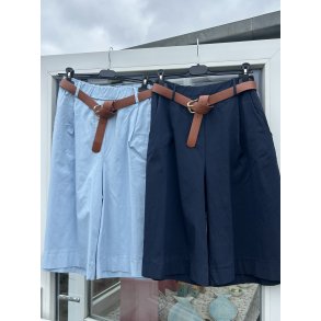 Ensfarvede shorts med lommer og b�lte