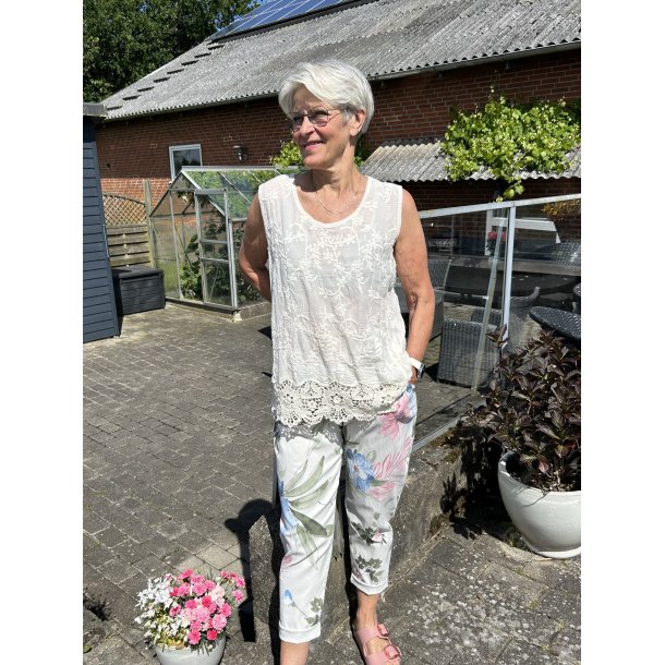 Blomstrede bukser med lommer og b�lte