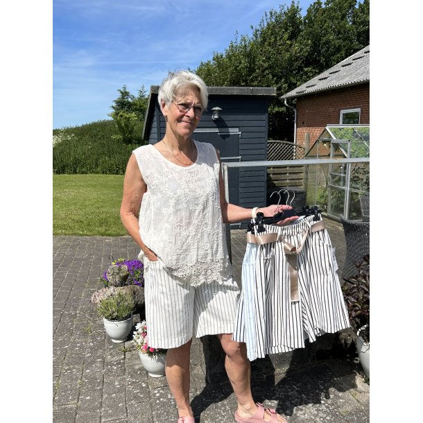Hvide shorts med smal stribe