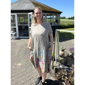H�r kjole med lommer og jersey i siderne