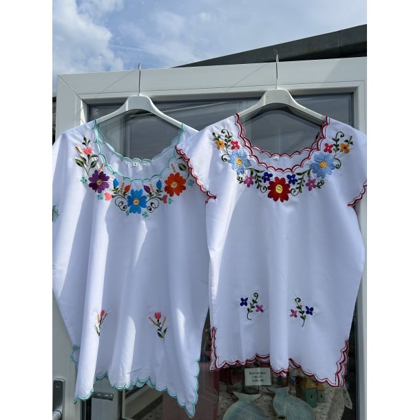 Mexicansk hvid �huipil� bluse med broderi 