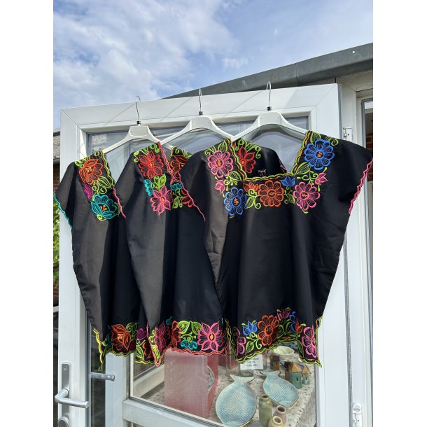 Mexicansk sort �huipil� bluse med broderi 