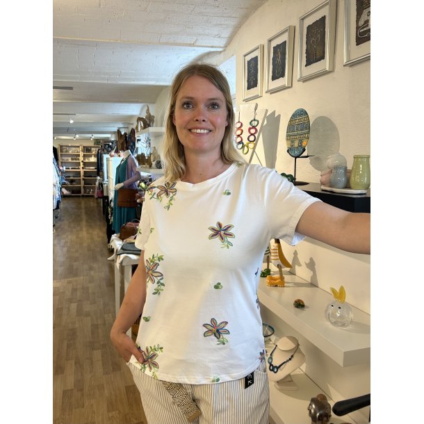 T-shirt med broderi p� for og bagside