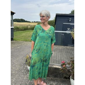 Kjole i viskose h�ndmalet 