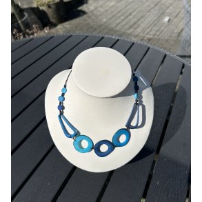Halsk�de i bl�lige tagua n�dder 