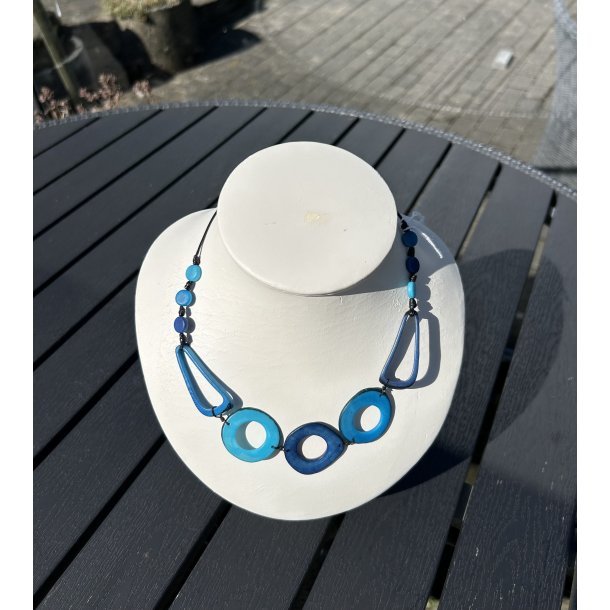 Halsk�de i bl�lige tagua n�dder 