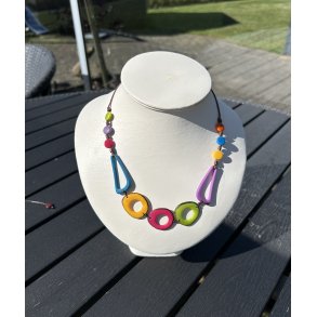 Halsk�de i multi farvede tagua n�dder 