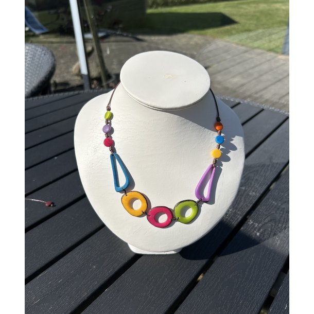 Halsk�de i multi farvede tagua n�dder 