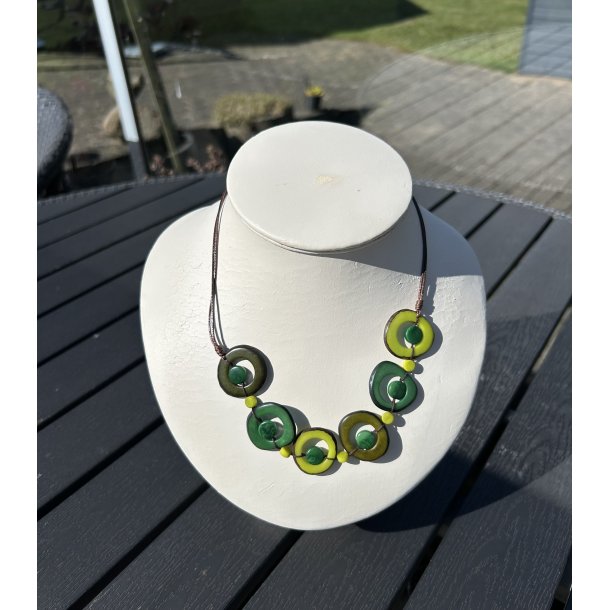 Halsk�de i gr�nne tagua n�dder 