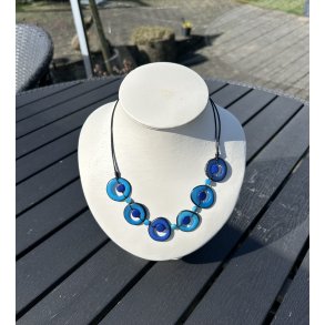 Halsk�de i bl� tagua n�dder 