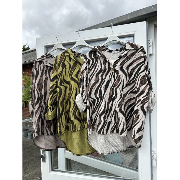 Bluse med zebra striber og pynte knap